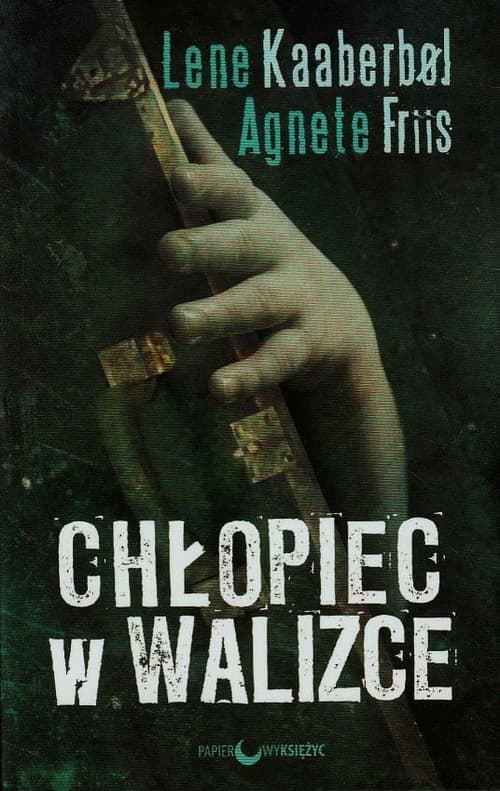 Chłopiec w walizce