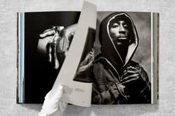 Galeria - zdjęcie nr. 2 - Ice Cold. A Hip-Hop Jewelry History wer. angielska