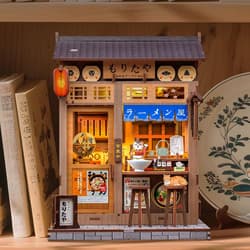 Galeria - zdjęcie nr. 5 - Miniaturowy domek Book Nook Bar w Tokio