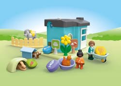 Galeria - zdjęcie nr. 2 - Playmobil JUNIOR Hotel dla zwierząt z dozownikiem pokarmu 71690