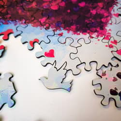 Galeria - zdjęcie nr. 5 - Puzzle 200 drewniane Miłość wisi w powietrzu