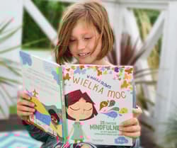 Galeria - zdjęcie nr. 4 - W małej główce WIELKA MOC. 25 ćwiczeń MINDFULNESS by być uważnym i spokojnym przez cały dzień.